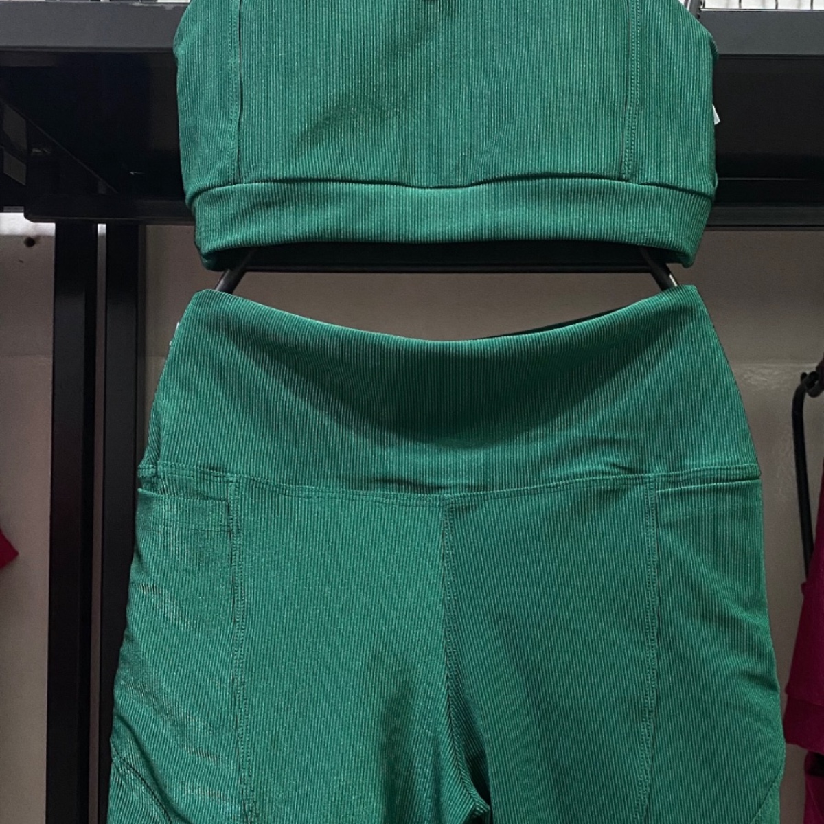 Conjunto Top + Short c/ Bolsos Poliamida Canelado